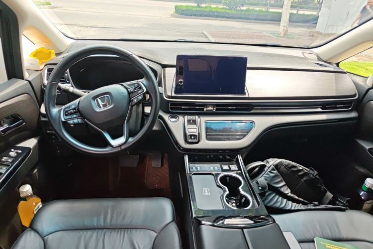 Used Honda Elysion 2022 2.0L eHEV Luxury First Edition Center Console