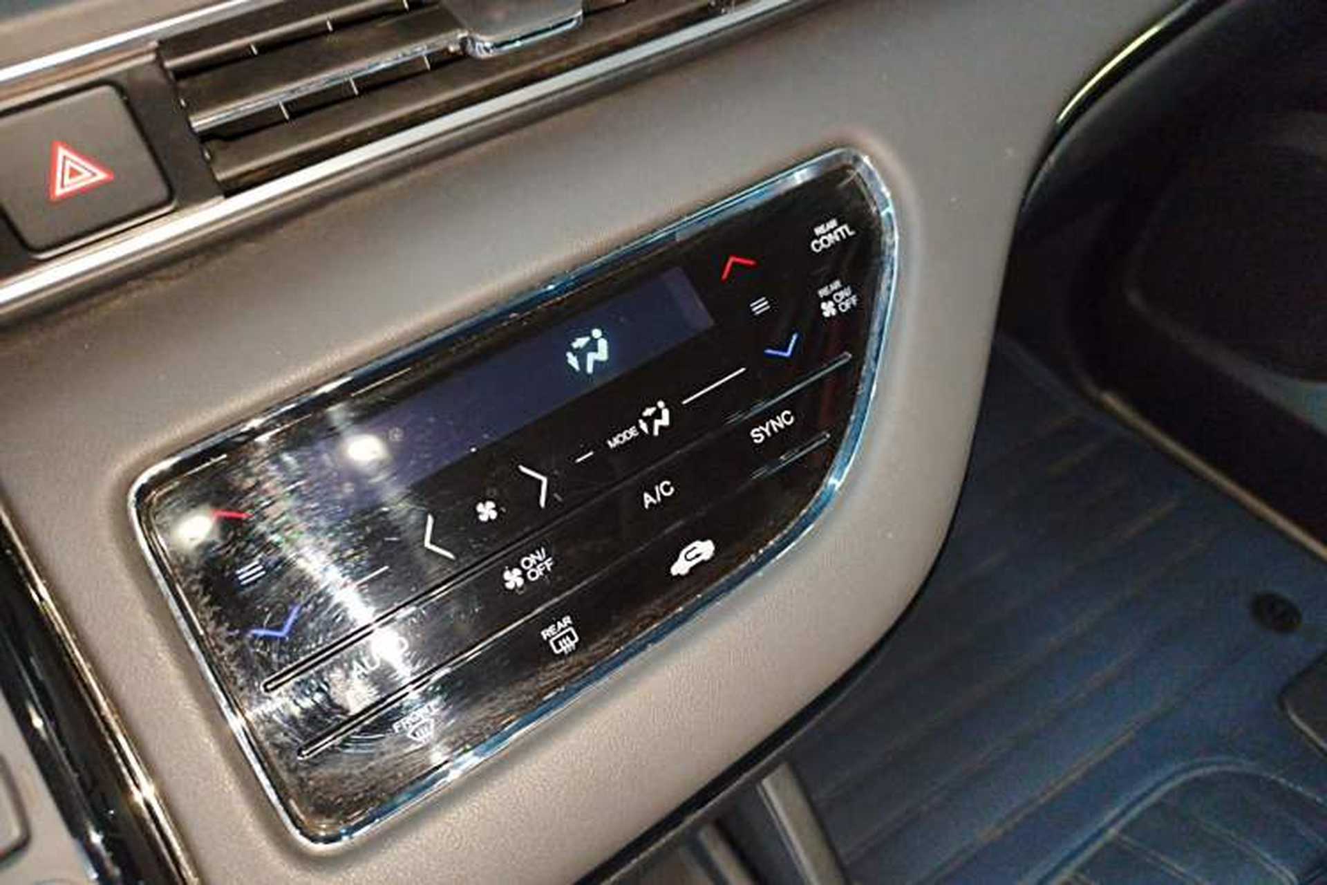 Used Honda Elysion 2022 2.0L eHEV Luxury First Edition Audio And AC Panel