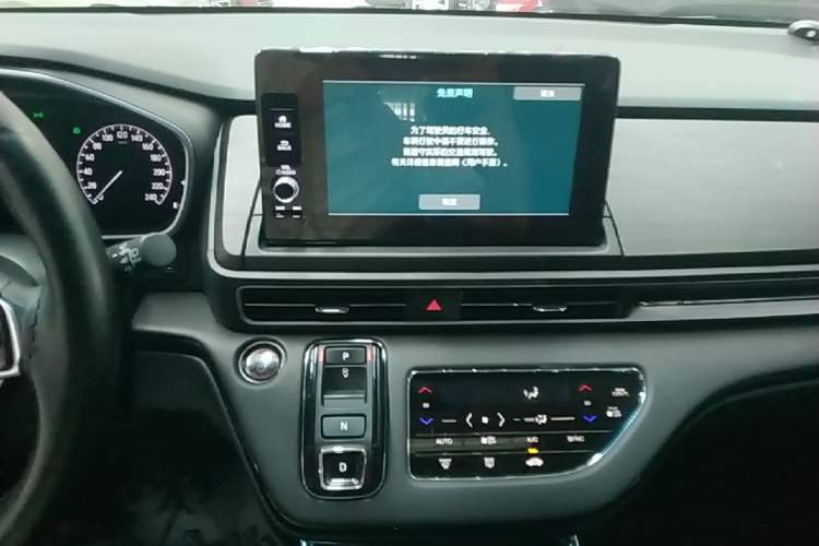 Used Honda Elysion 2022 2.0L eHEV Luxury First Edition Audio And AC Panel