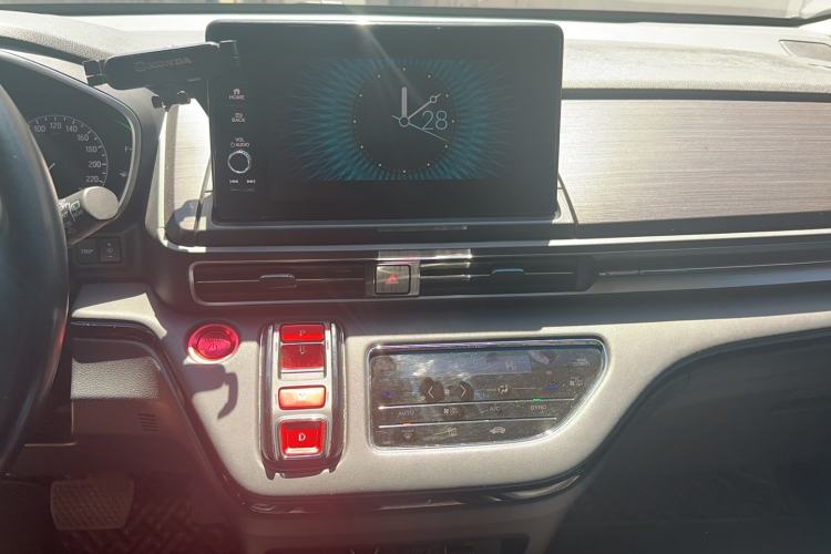 Used Honda Elysion 2022 2.0L eHEV Luxury First Edition Audio And AC Panel