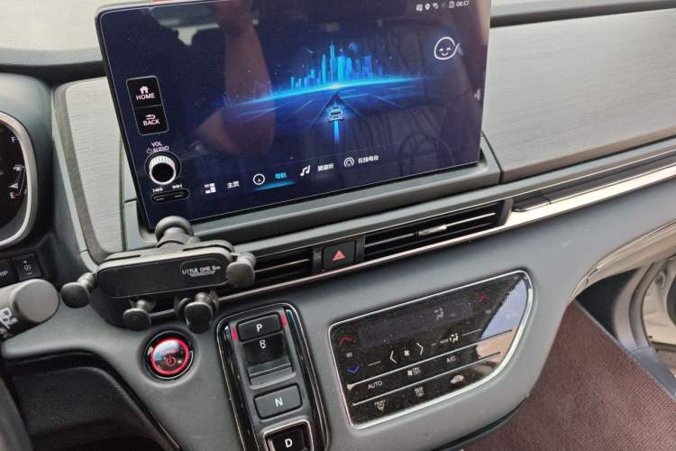 Used Honda Elysion 2022 2.0L eHEV Luxury Edition Audio And AC Panel