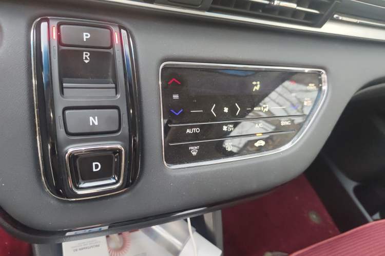 Used Honda Elysion 2022 2.0L eHEV Luxury First Edition Audio And AC Panel