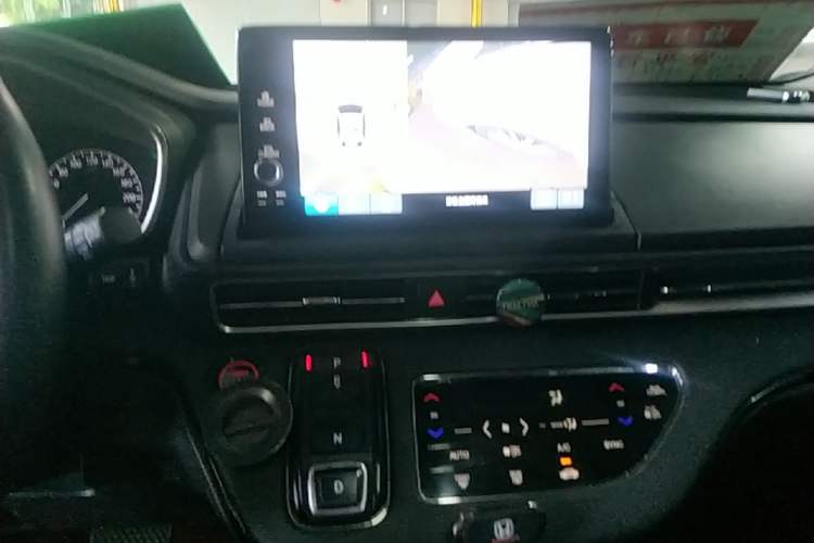 Used Honda Elysion 2022 2.0L eHEV Luxury First Edition Audio And AC Panel