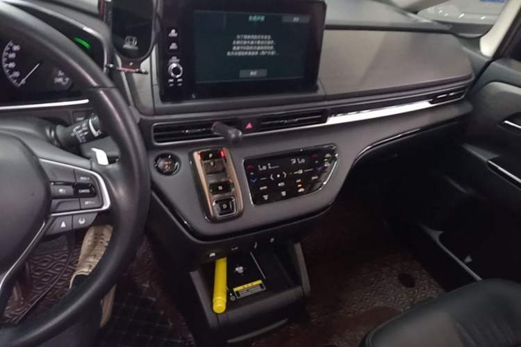 Used Honda Elysion 2022 2.0L eHEV Luxury Edition Audio And AC Panel