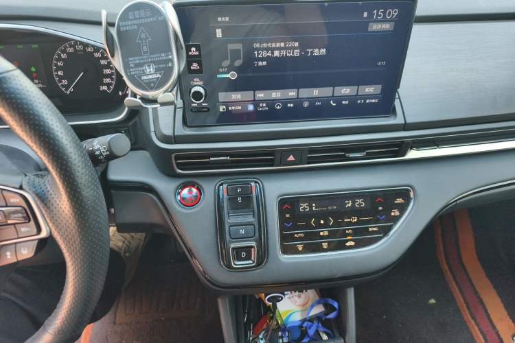 Used Honda Elysion 2022 2.0L eHEV Luxury Edition Audio And AC Panel