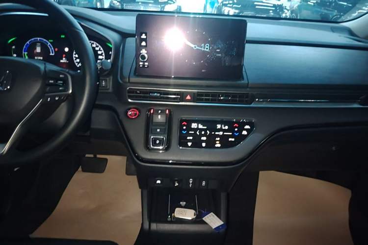 Used Honda Elysion 2022 2.0L eHEV Luxury First Edition Audio And AC Panel
