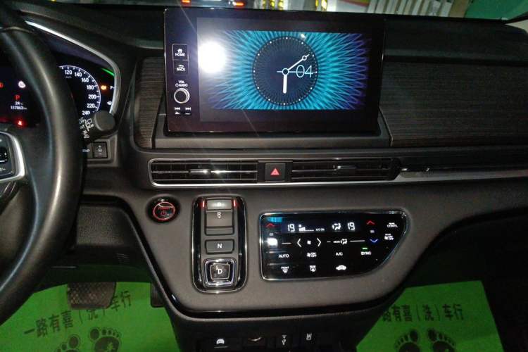 Used Honda Elysion 2022 2.0L eHEV Luxury First Edition Audio And AC Panel