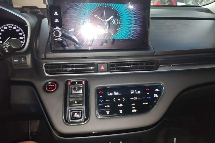 Used Honda Elysion 2022 2.0L eHEV Luxury Edition Audio And AC Panel
