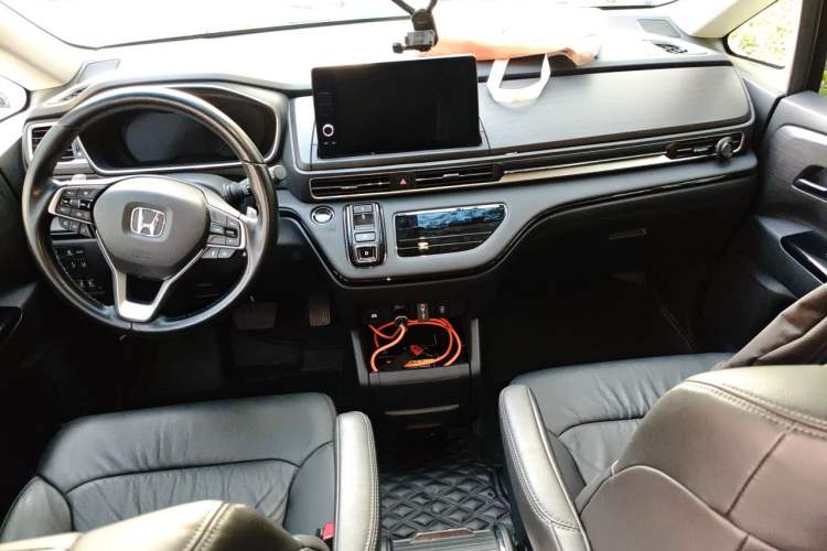 Used Honda Elysion 2022 2.0L eHEV Luxury Edition Center Console