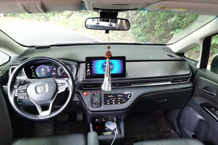 Used Honda Elysion 2022 2.0L eHEV Luxury First Edition Center Console