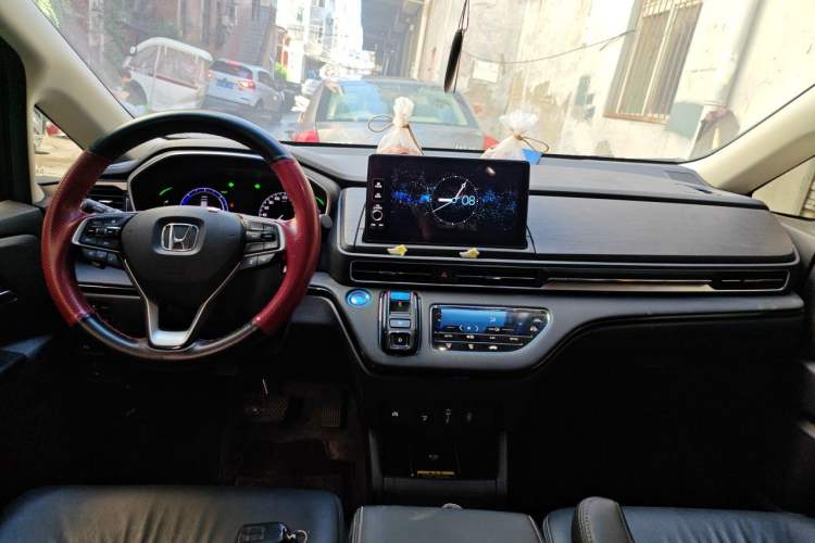 Used Honda Elysion 2022 2.0L eHEV Luxury First Edition Center Console