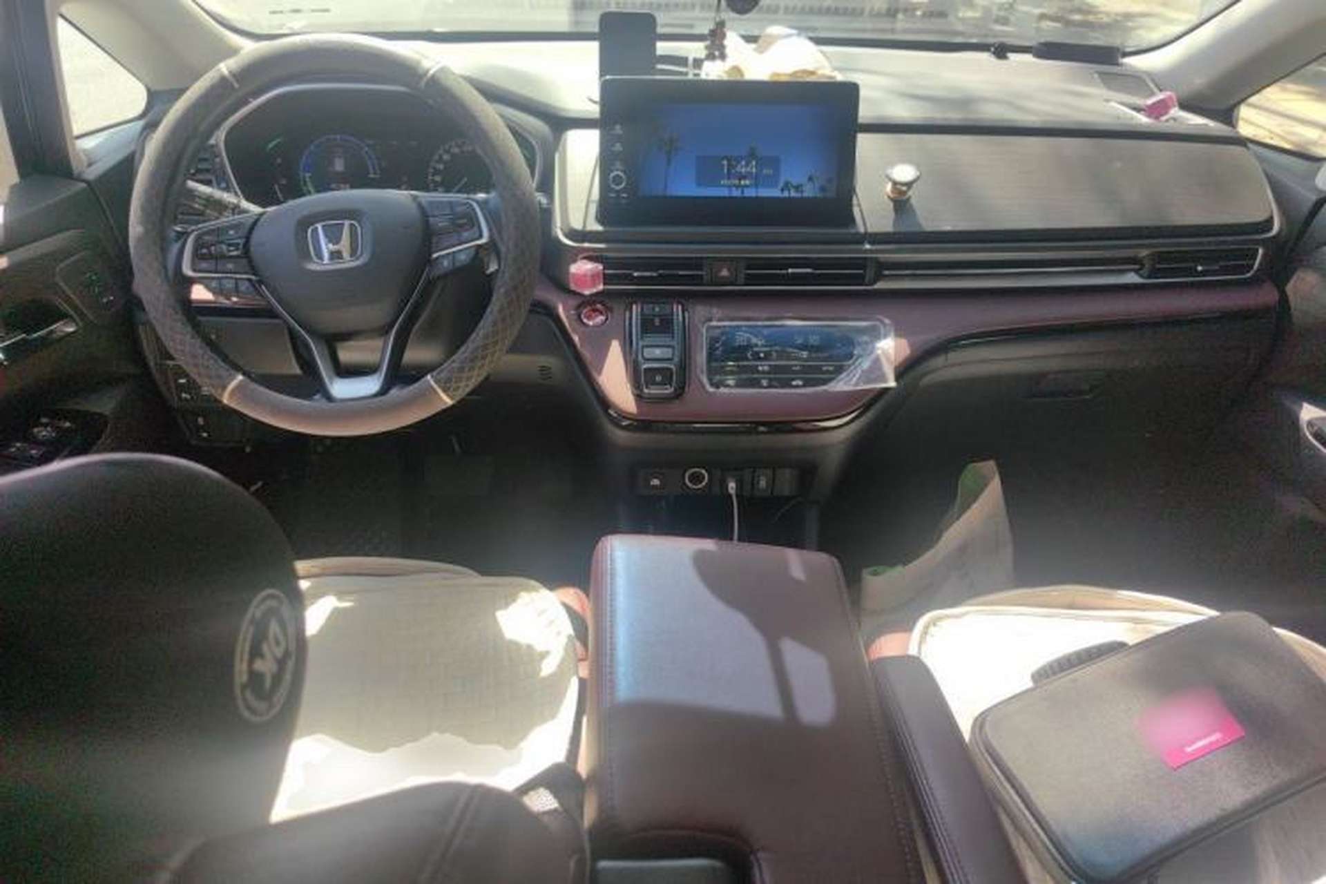 Used Honda Elysion 2022 2.0L eHEV Prestige Edition Center Console