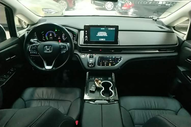 Used Honda Elysion 2022 2.0L eHEV Luxury First Edition Center Console