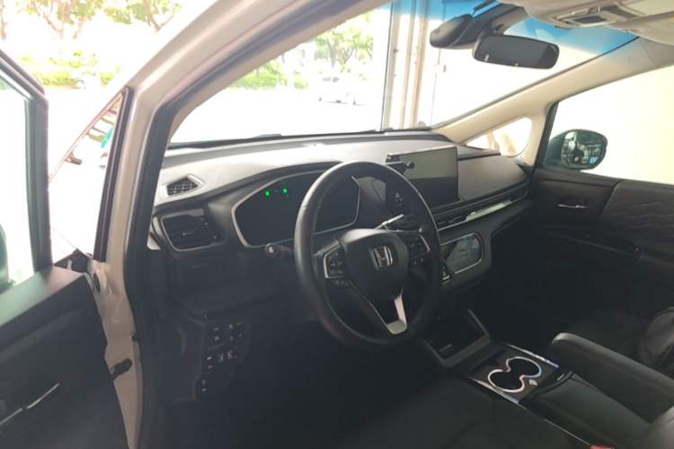 Used Honda Elysion 2022 2.0L eHEV Luxury Edition Center Console