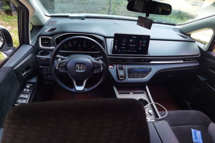 Used Honda Elysion 2022 2.0L eHEV Comfort Version Center Console