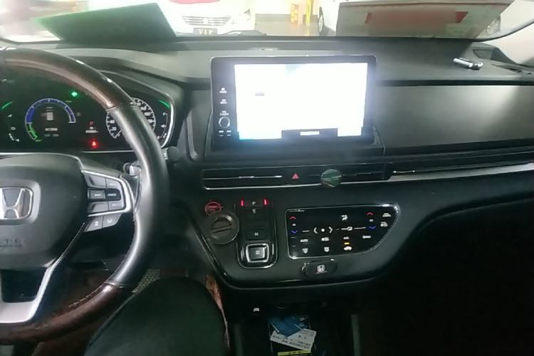 Used Honda Elysion 2022 2.0L eHEV Luxury First Edition Center Console