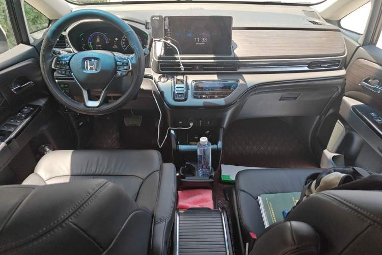 Used Honda Elysion 2022 2.0L eHEV Luxury First Edition Center Console