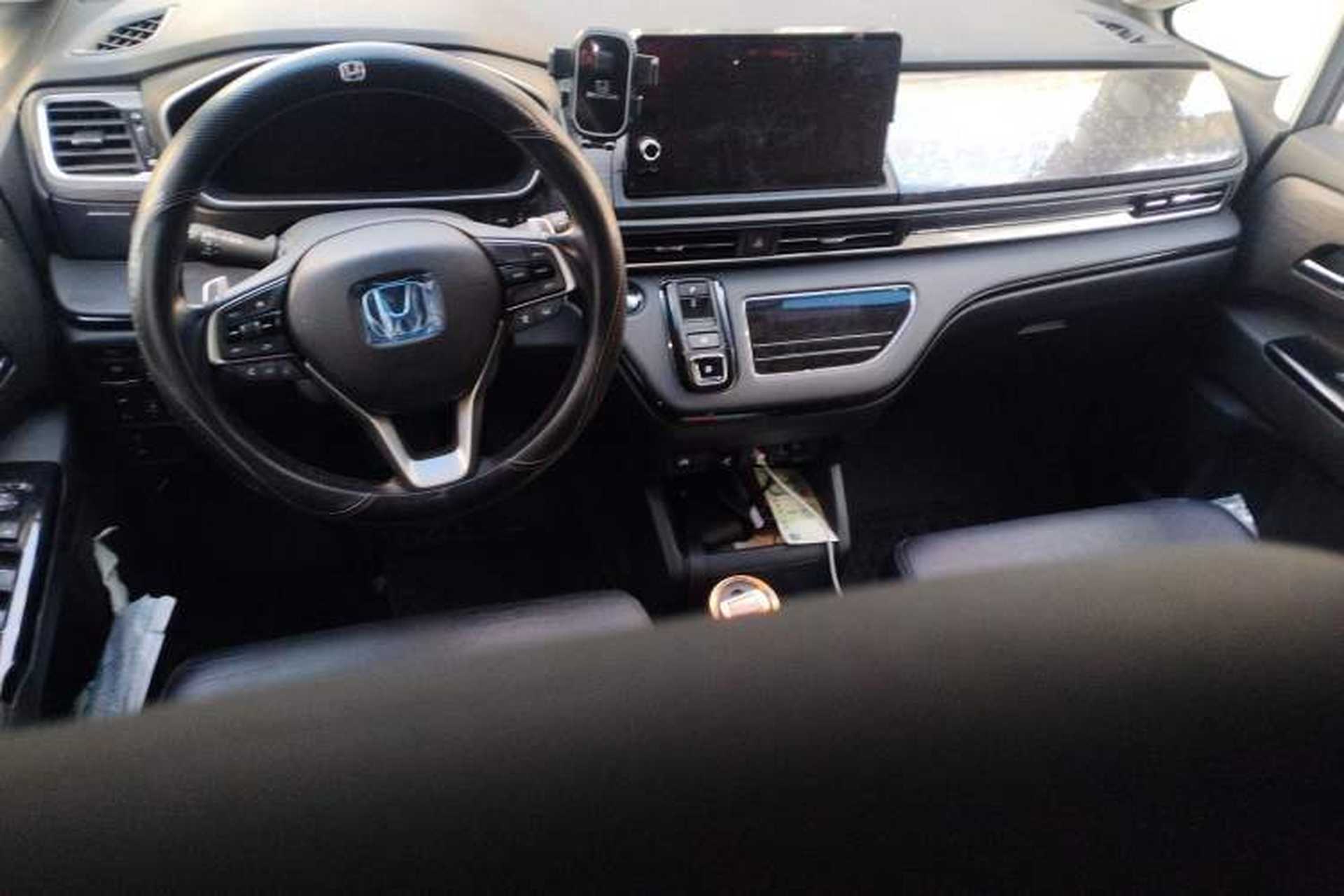 Used Honda Elysion 2022 2.0L eHEV Luxury Edition Center Console