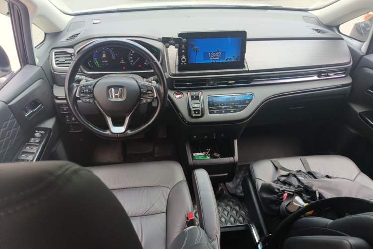 Used Honda Elysion 2022 2.0L eHEV Luxury First Edition Center Console