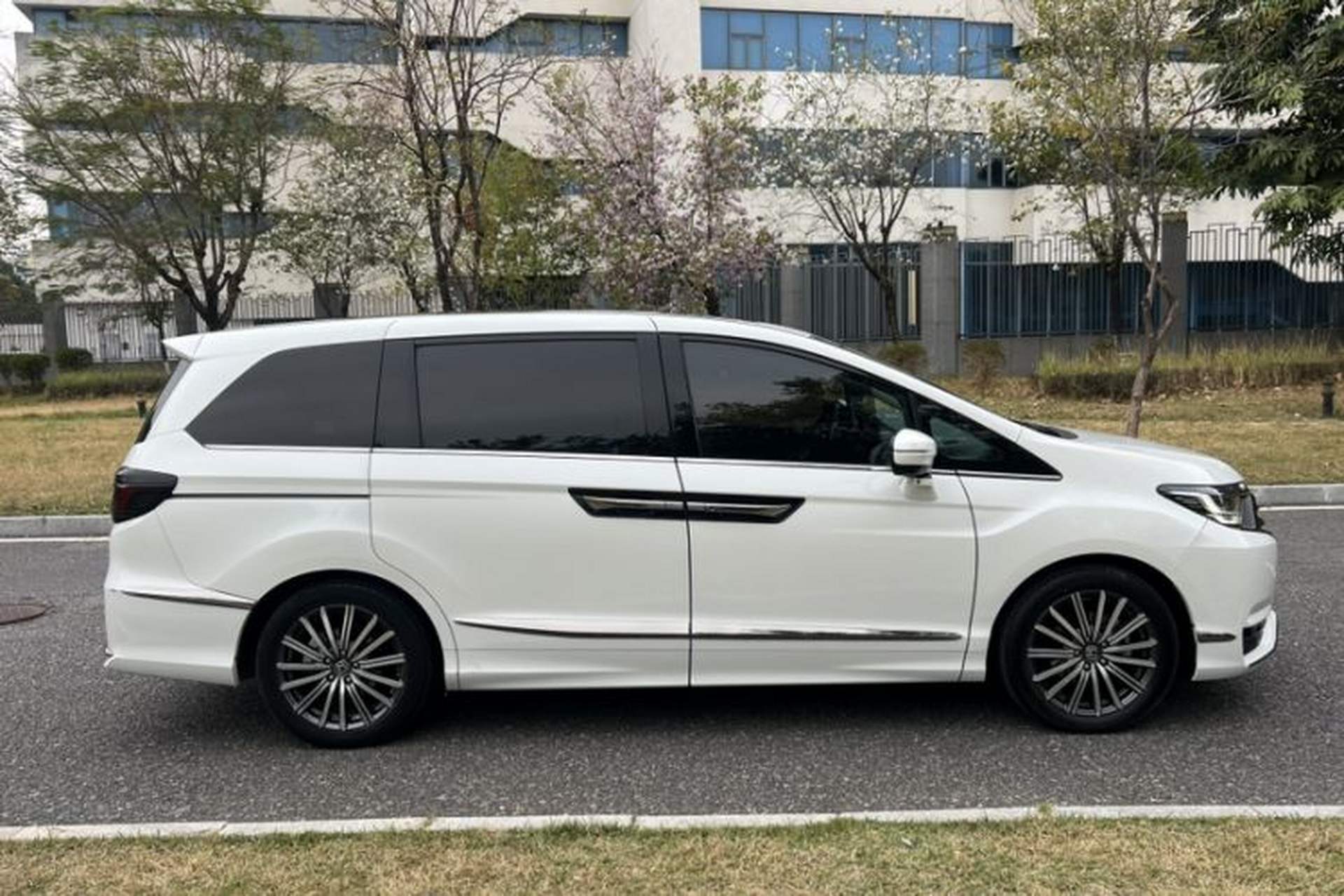 Used Honda Elysion 2022 2.0L eHEV Luxury First Edition Exterior 4