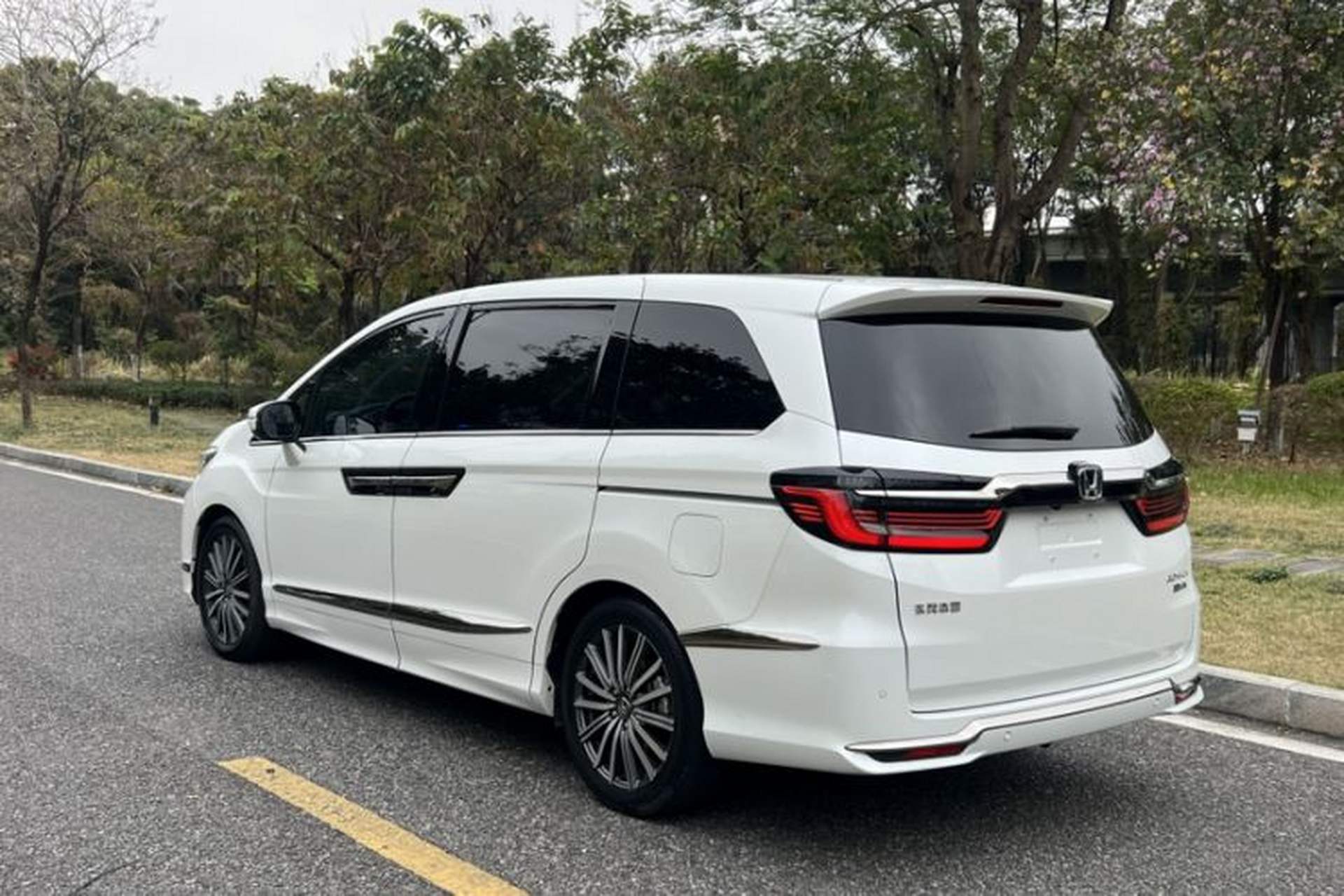 Used Honda Elysion 2022 2.0L eHEV Luxury First Edition Exterior 9