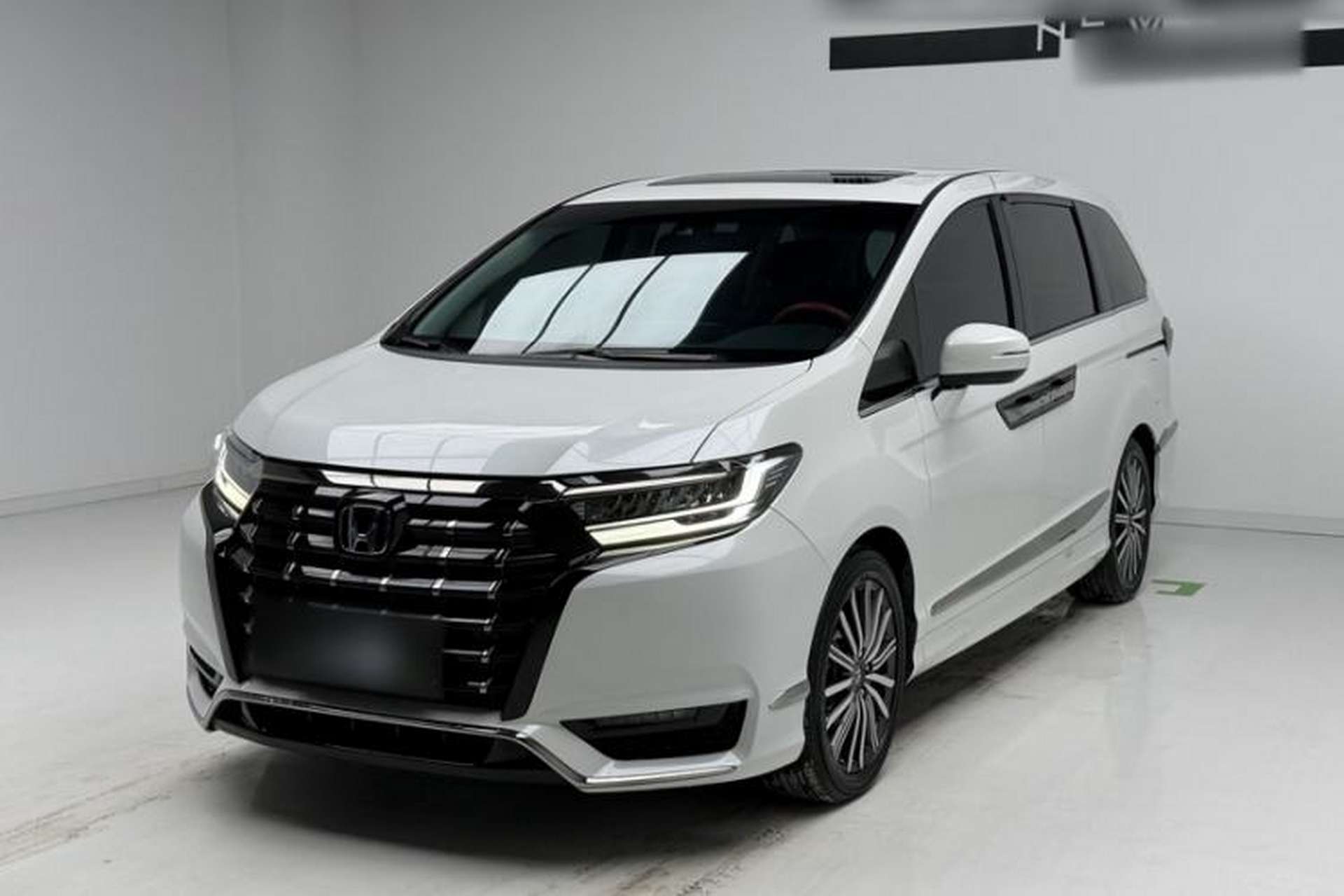 Used Honda Elysion 2022 2.0L eHEV Luxury Edition Front Left 45 Deg