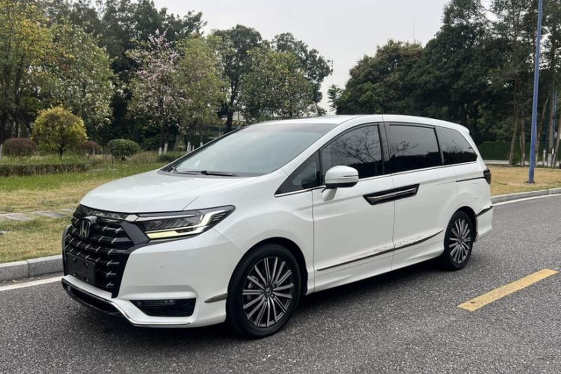 Used Honda Elysion 2022 2.0L eHEV Luxury First Edition Front Left 45 Deg