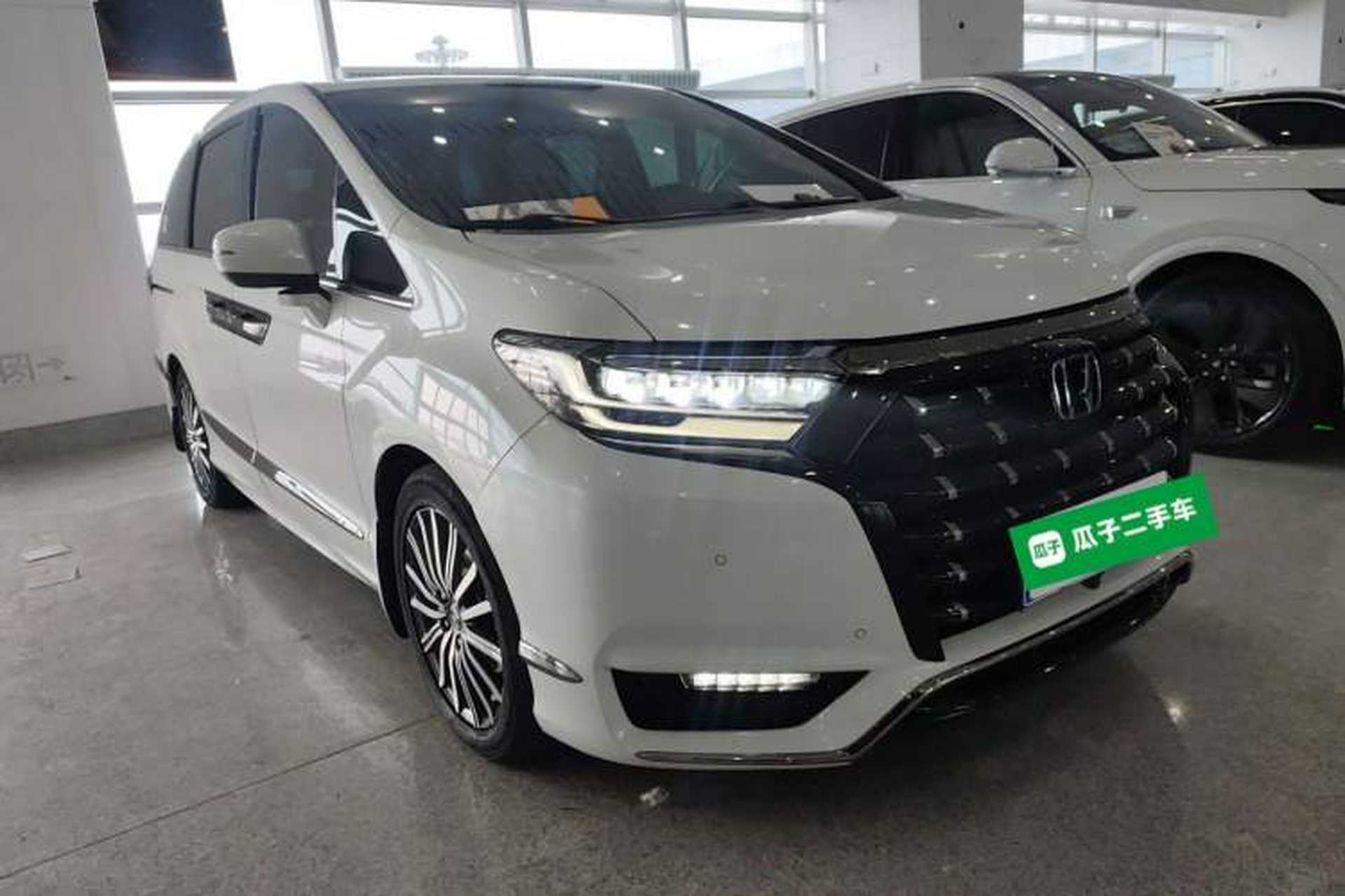 Used Honda Elysion 2022 2.0L eHEV Luxury First Edition Front Right 45 Deg