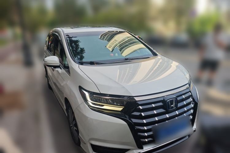 Used Honda Elysion 2022 2.0L eHEV Luxury First Edition Front Right 45 Deg
