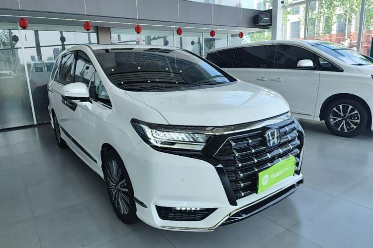 Used Honda Elysion 2022 2.0L eHEV Luxury Edition Front Right 45 Deg