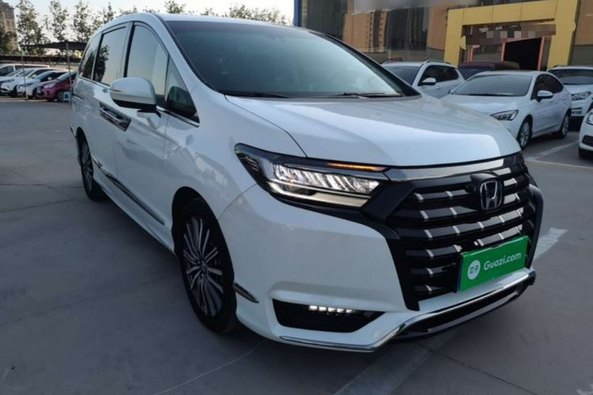 Used Honda Elysion 2022 2.0L eHEV Luxury First Edition Front Right 45 Deg