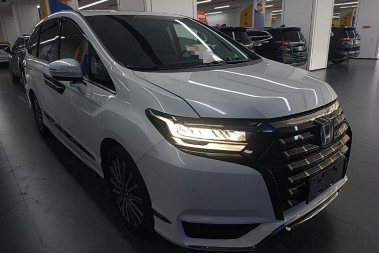 Used Honda Elysion 2022 2.0L eHEV Luxury Edition Front Right 45 Deg