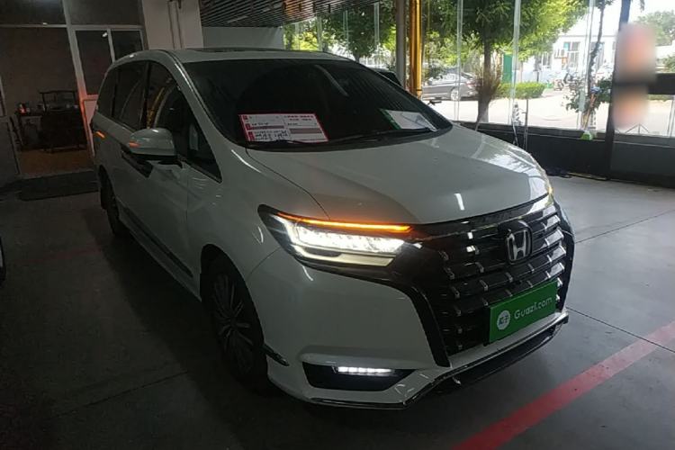 Used Honda Elysion 2022 2.0L eHEV Luxury First Edition Front Right 45 Deg