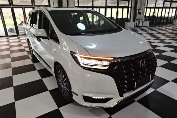 Used Honda Elysion 2022 2.0L eHEV Luxury Edition Front Right 45 Deg