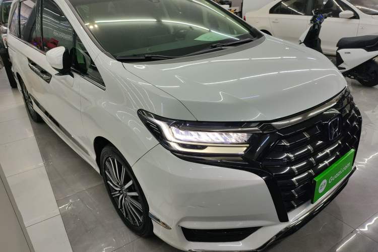 Used Honda Elysion 2022 2.0L eHEV Luxury First Edition Front Right 45 Deg