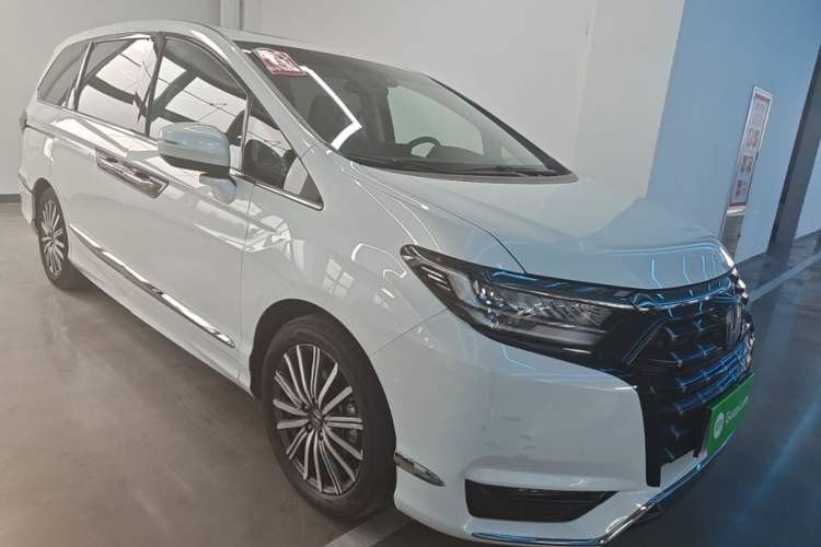 Used Honda Elysion 2022 2.0L eHEV Luxury First Edition Front Right 45 Deg