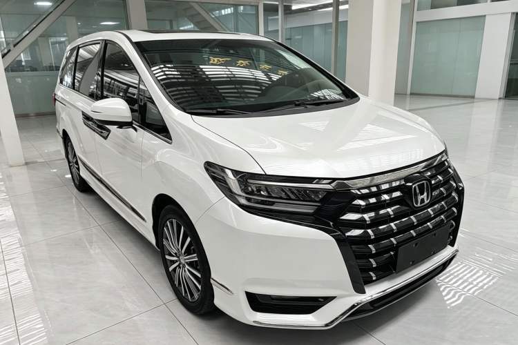 Used Honda Elysion 2022 2.0L eHEV Luxury Edition Front Right 45 Deg