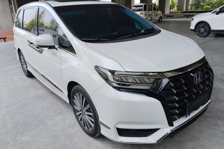 Used Honda Elysion 2022 2.0L eHEV Luxury First Edition Front Right 45 Deg