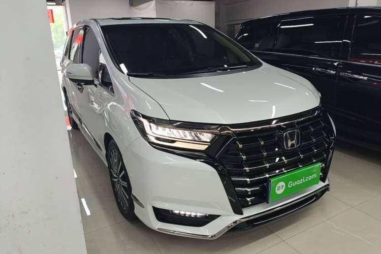 Used Honda Elysion 2022 2.0L eHEV Luxury Edition Front Right 45 Deg