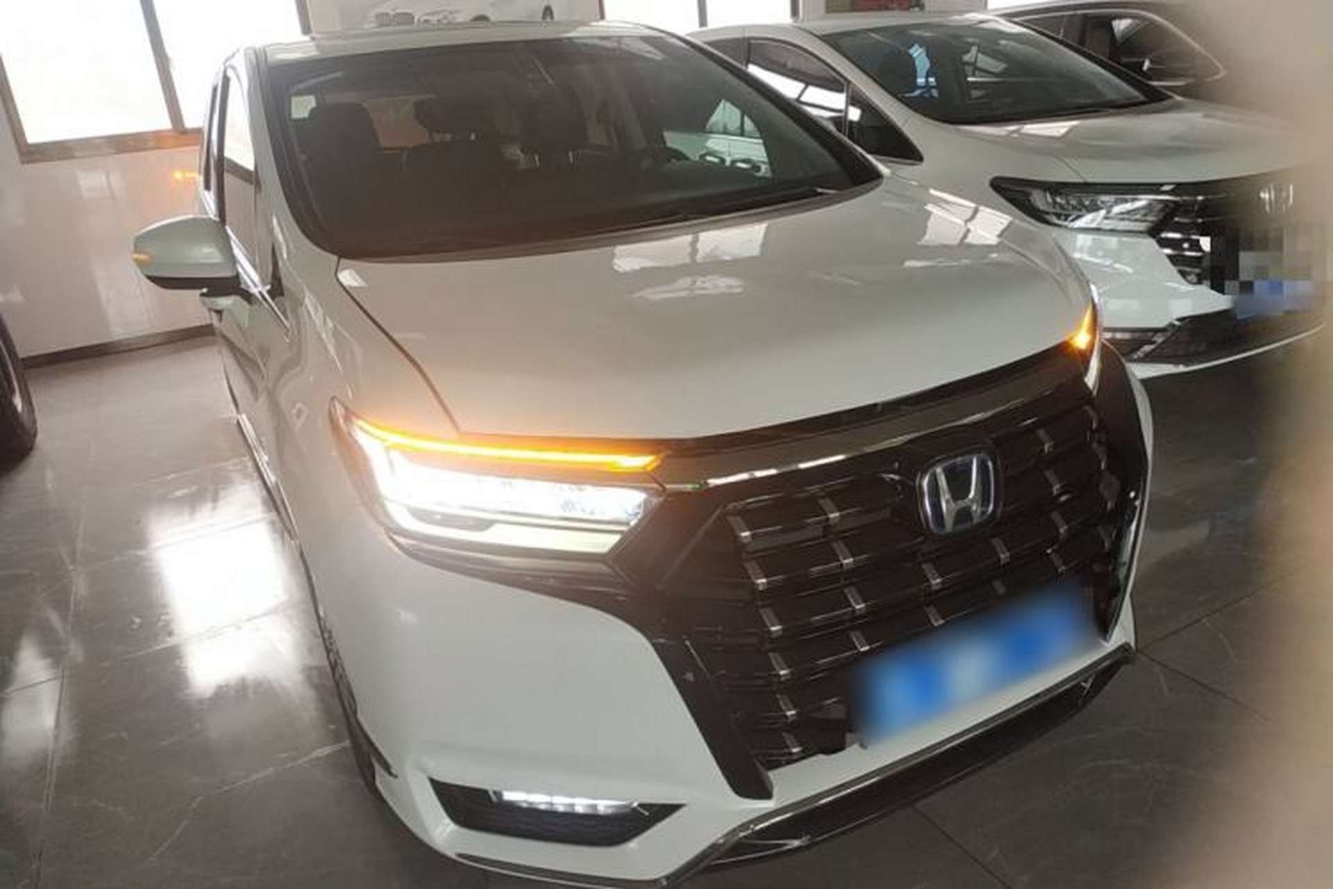 Used Honda Elysion 2022 2.0L eHEV Luxury Edition Front Right 45 Deg