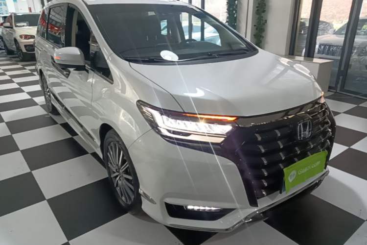 Used Honda Elysion 2022 2.0L eHEV Luxury Edition Front Right 45 Deg