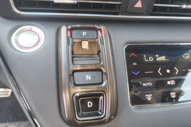 Used Honda Elysion 2022 2.0L eHEV Luxury Edition Gear Lever