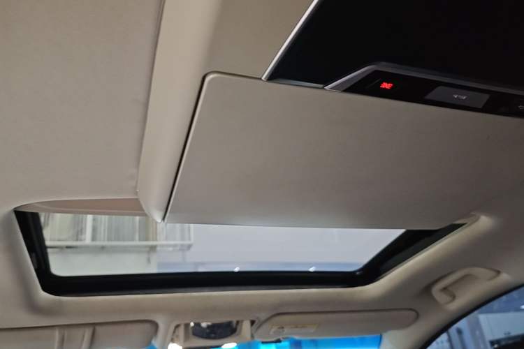 Used Honda Elysion 2022 2.0L eHEV Luxury Edition Headliner