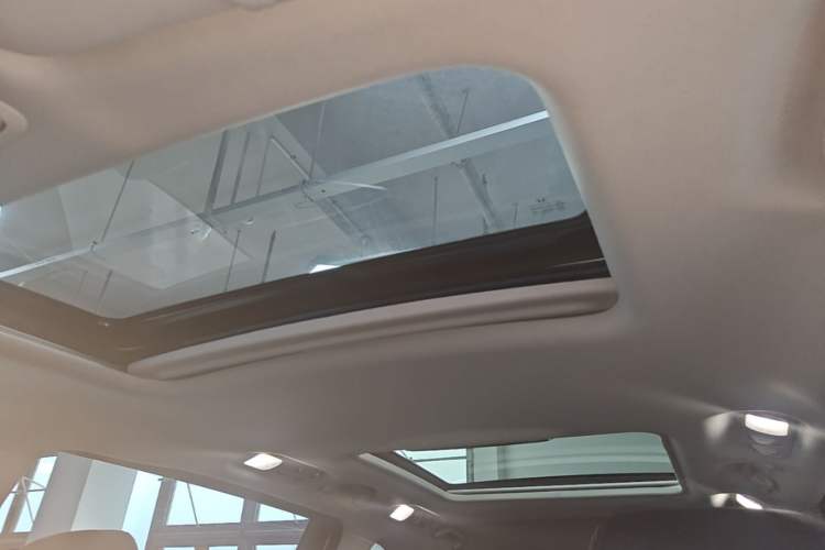 Used Honda Elysion 2022 2.0L eHEV Luxury First Edition Headliner