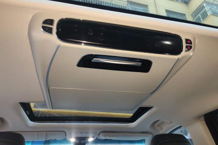 Used Honda Elysion 2022 2.0L eHEV Luxury First Edition Headliner