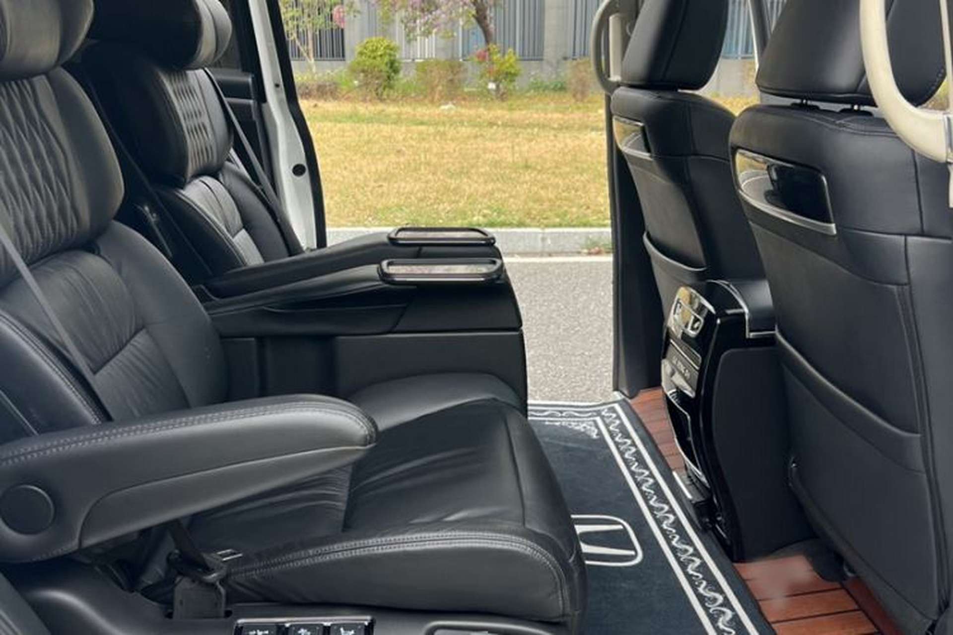 Used Honda Elysion 2022 2.0L eHEV Luxury First Edition Interior 11