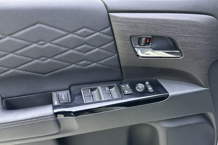 Used Honda Elysion 2022 2.0L eHEV Luxury First Edition Interior 12