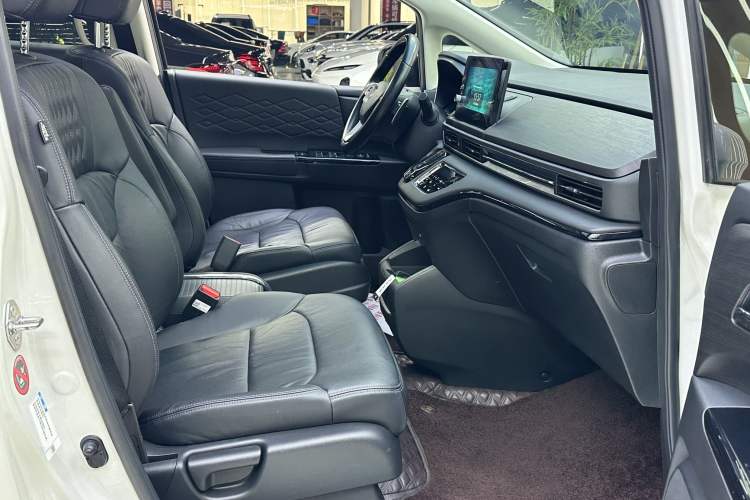 Used Honda Elysion 2022 2.0L eHEV Luxury First Edition Interior 13