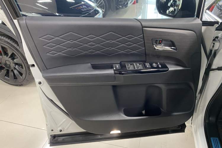 Used Honda Elysion 2022 2.0L eHEV Luxury Edition Interior 14
