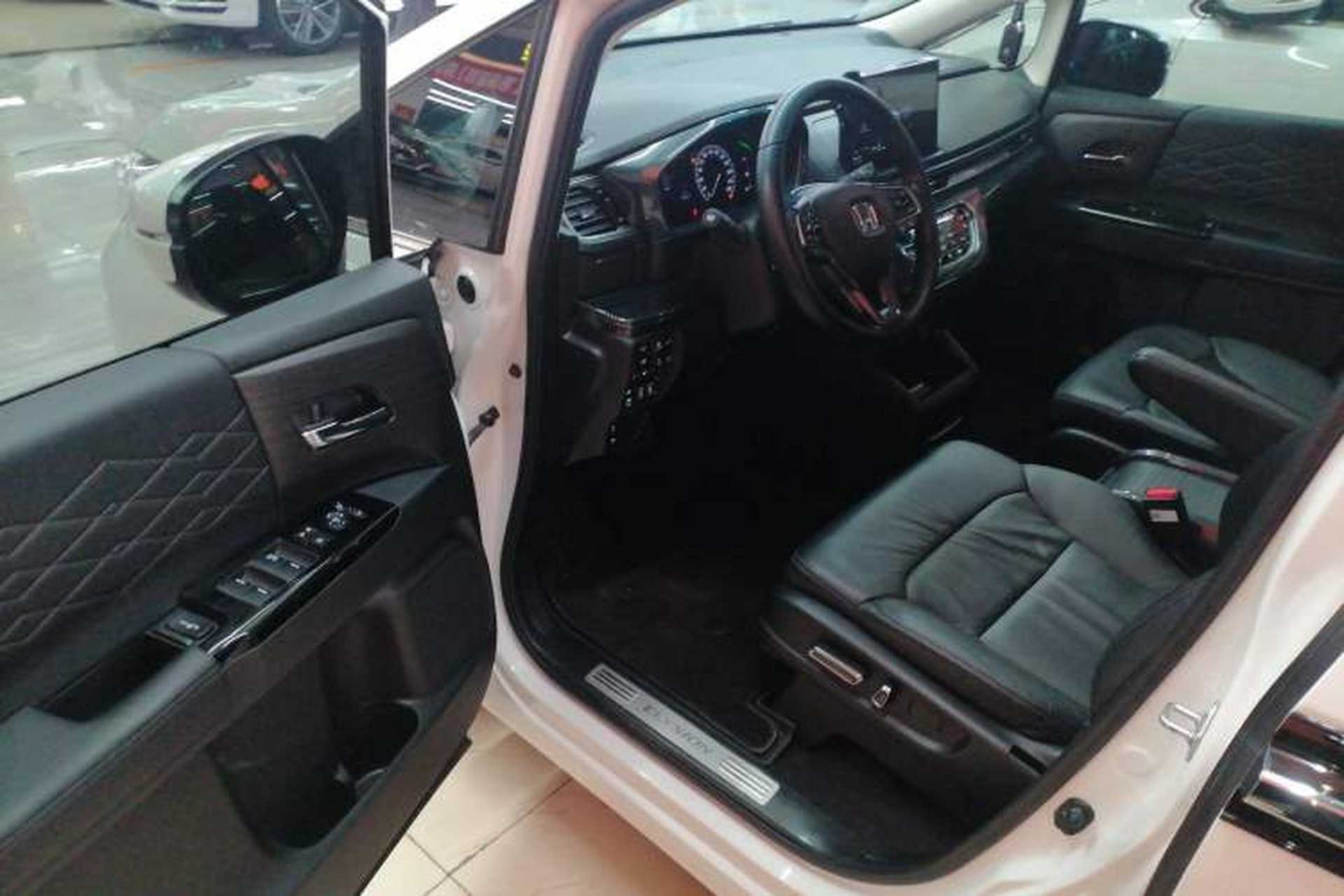 Used Honda Elysion 2022 2.0L eHEV Luxury Edition Interior 3